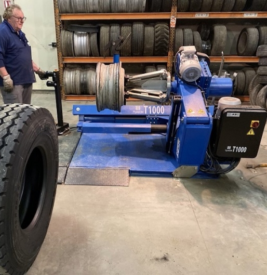 TyreON T1000 truck tyre changer used by french customer 800 529.jpg